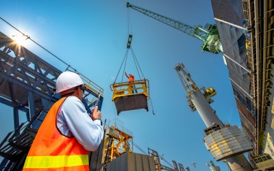 foreman, supervisor, worker, loading master in works at job site, control to the teamwork by walkie talkie radio for job done in the same direction, working at risk and high level of insurance"n